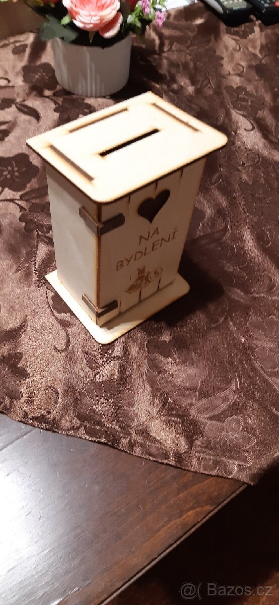 Dřevěná kasička - na bydlení + lakované samorosty + bunda - 2