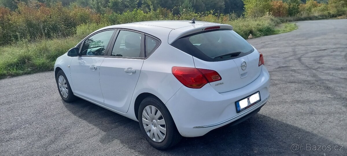 Opel Astra J (Enjoy) 1,4 (74 kw), 1. majitel - 2