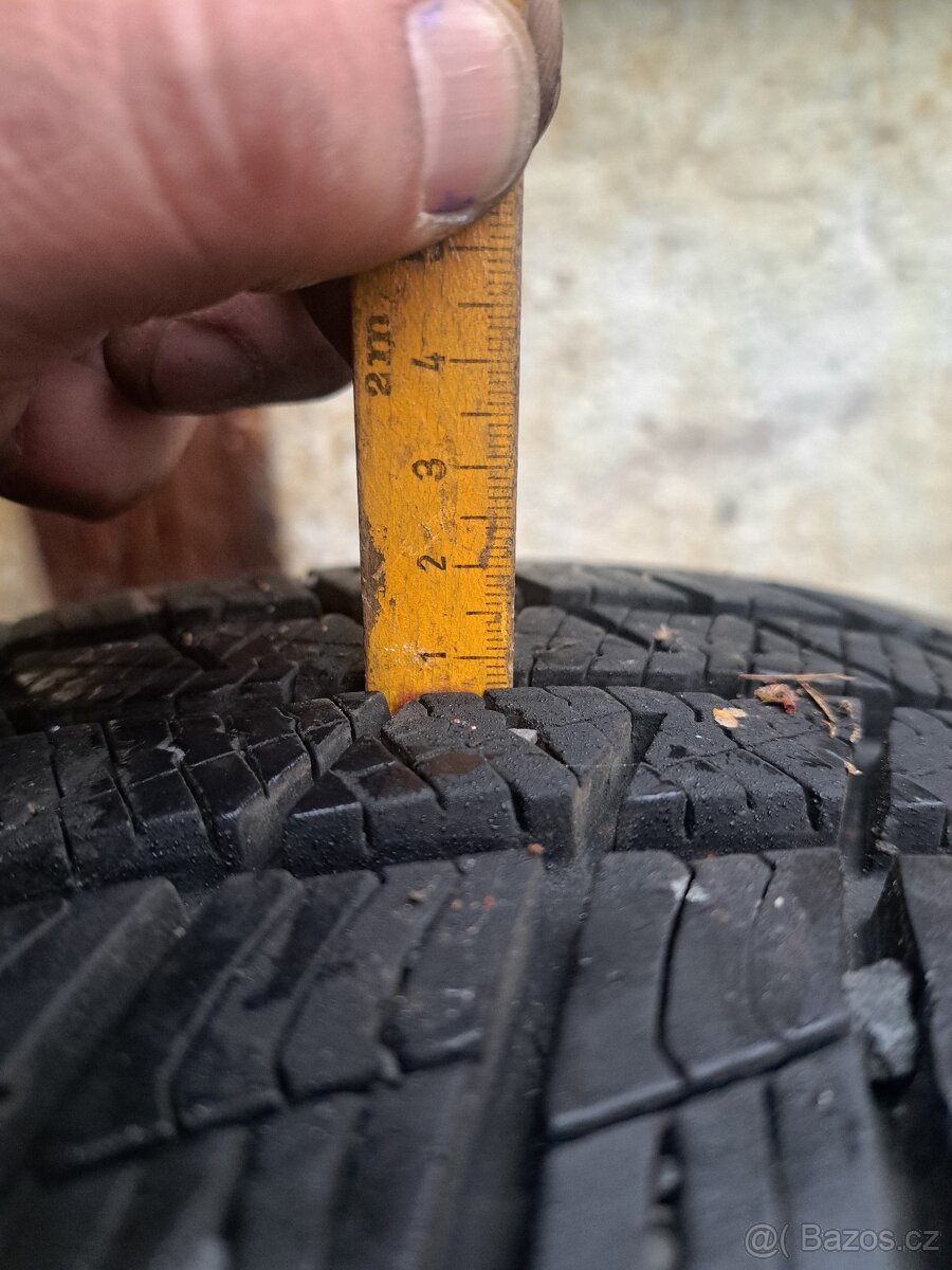 Zimni pneu s plechacema - 2