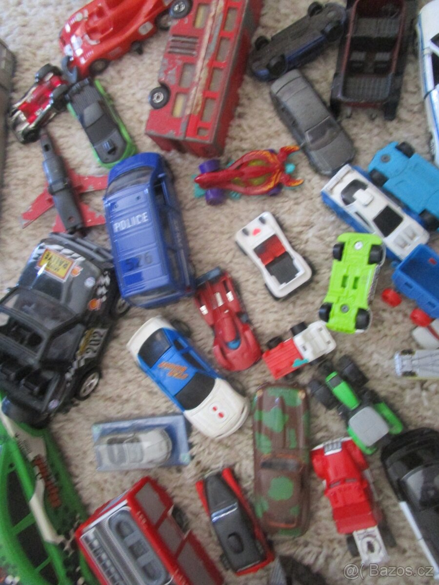 STARÉ HRAČKY-AUTÍČKA ATD. - 2