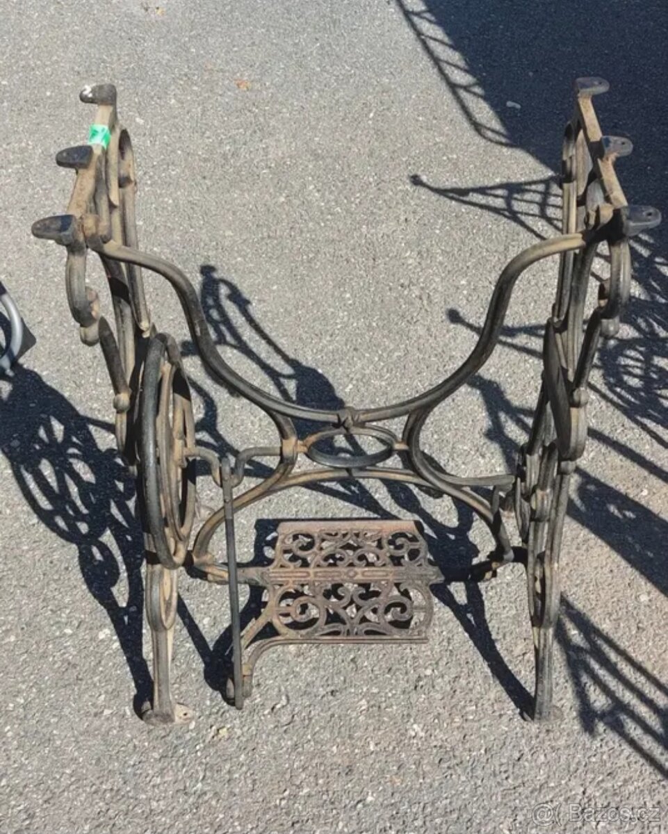 Podstavec pod šicí stroj zn. Singer - 2