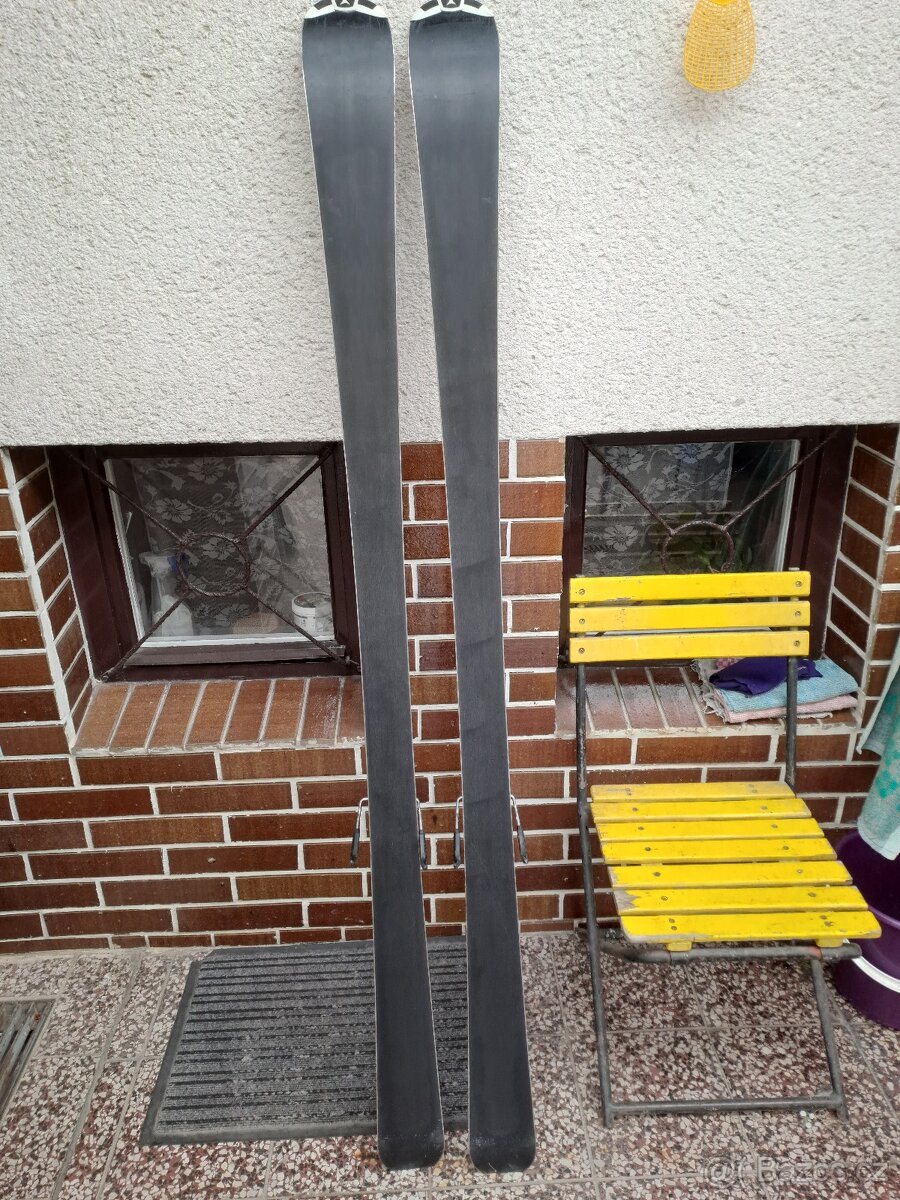 Lyže ATOMIC pro rekreační i pokročilejší lyžaře. - 2