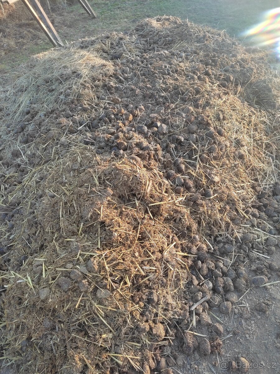 Pytlovaný koňský hnůj do zahrady - 2
