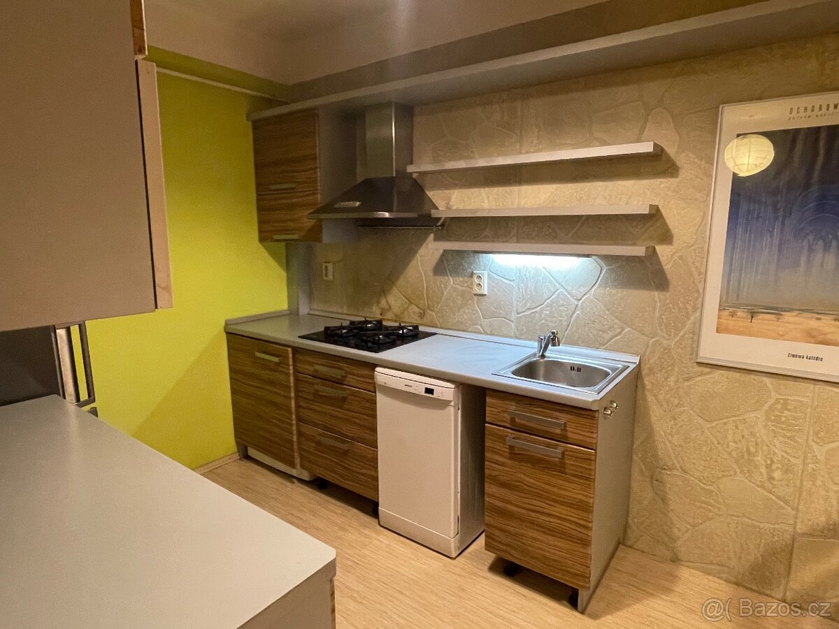 Moderní kuchyňská linka se spotřebiči - 2