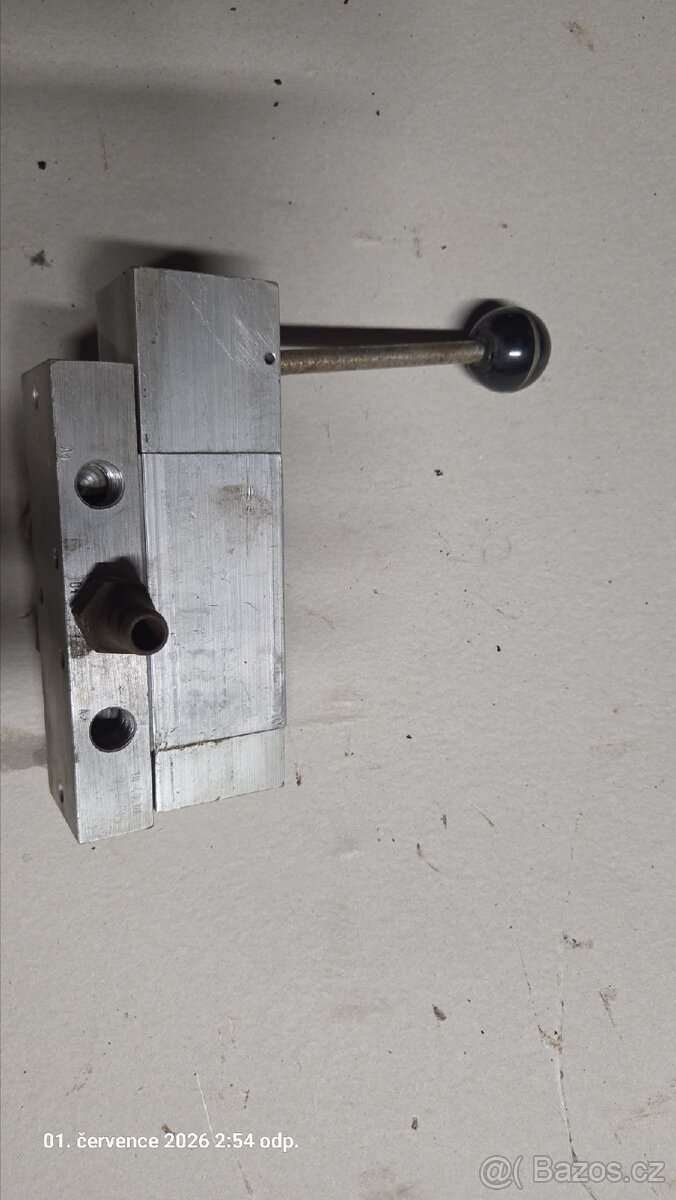 Pneumaticky rozdelovac a pist - 2