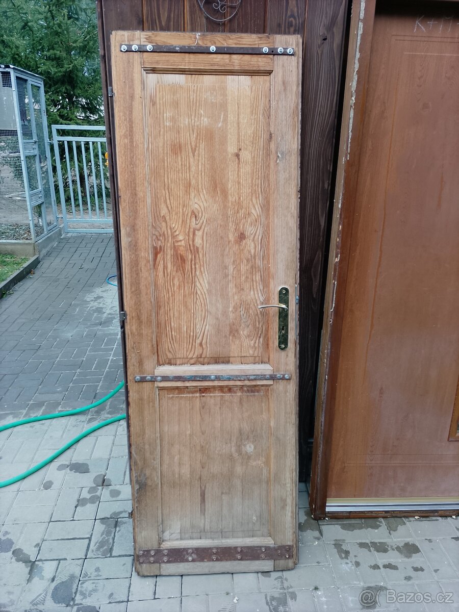 Dveře dřevěné 60cm pravé - 2
