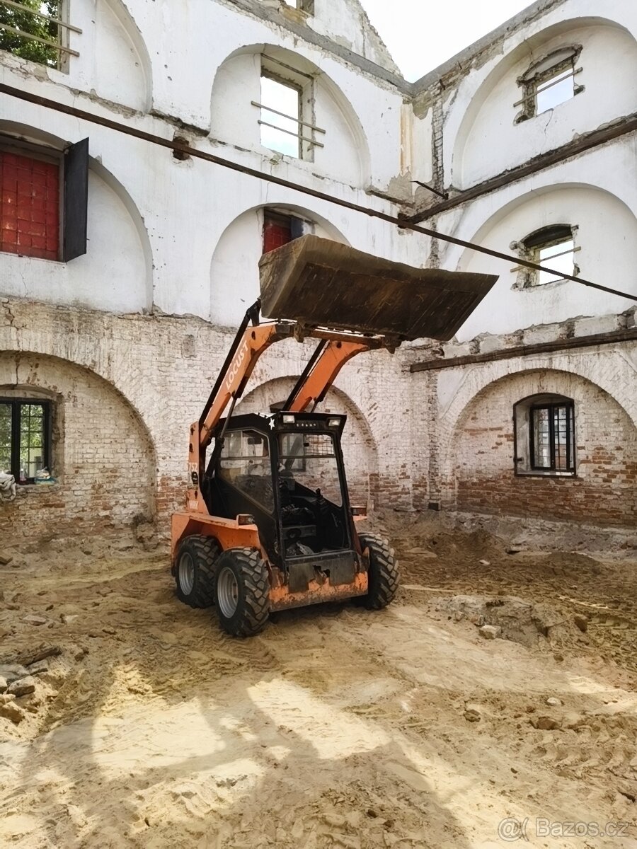 Locust 752 - 2