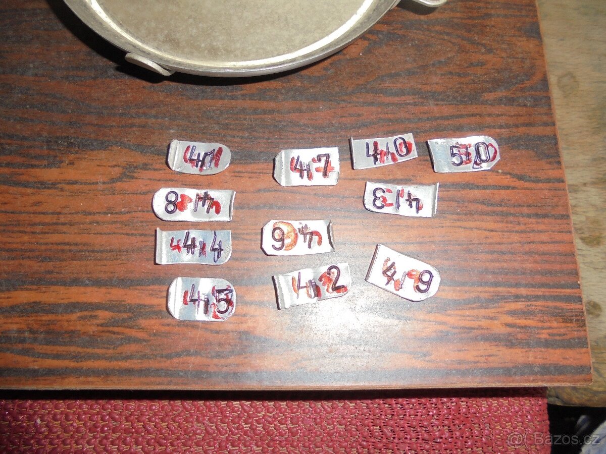 Prodám staré laboratorní váhy plus závaží. - 2