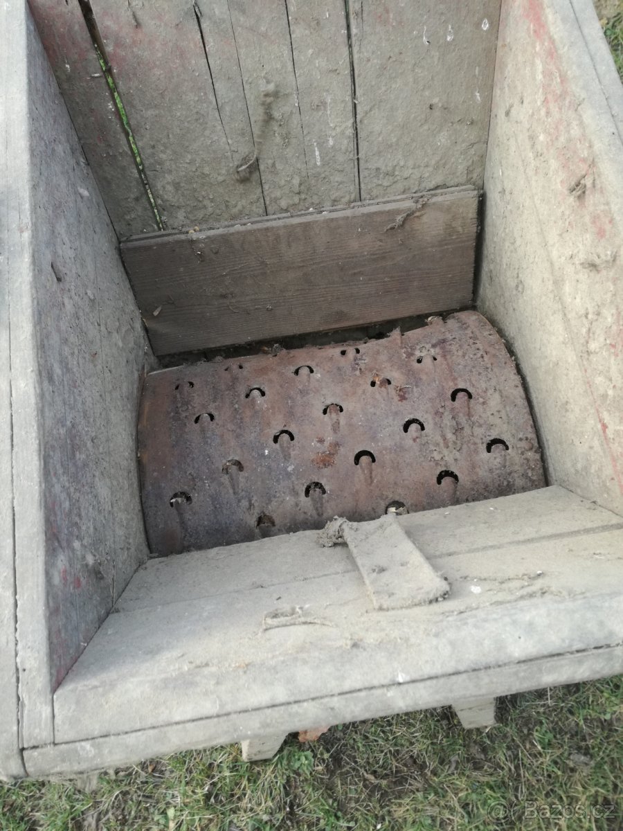 nálezy z půdy: konev, bedna, šroťák, vyřezávaná nástavba - 2