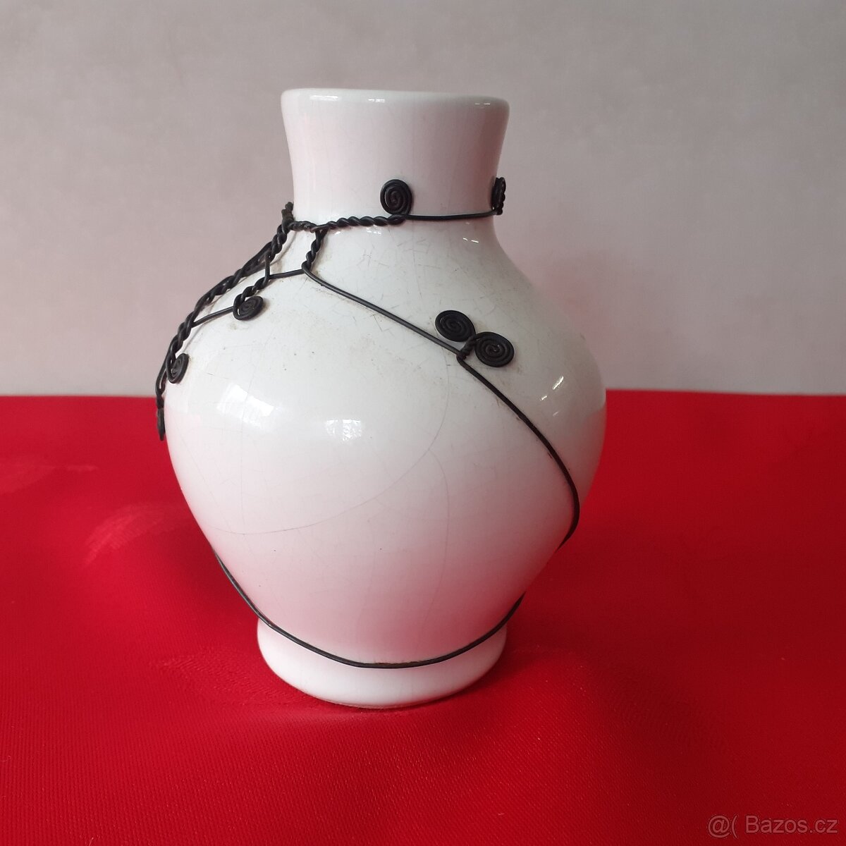 stará porcelánová váza zdobená drátováním - 2