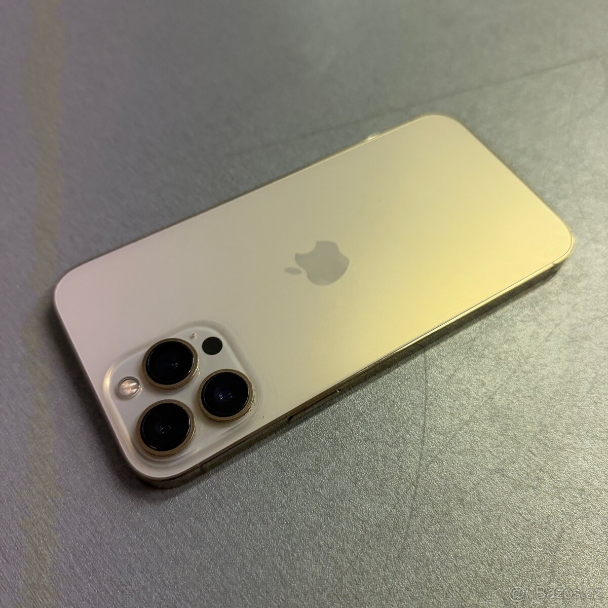iPhone 13 Pro Max 256GB gold, pěkný stav, rok záruka - 2