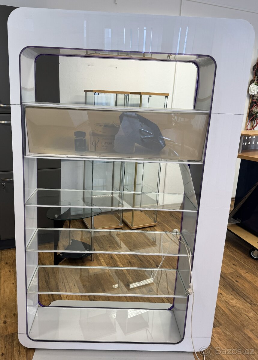 Kadeřnická vitrína Wella s osvětlením - 2