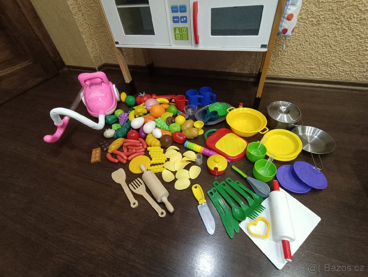 Dětská dřevěná kuchyňka s mnoha doplňky - 2
