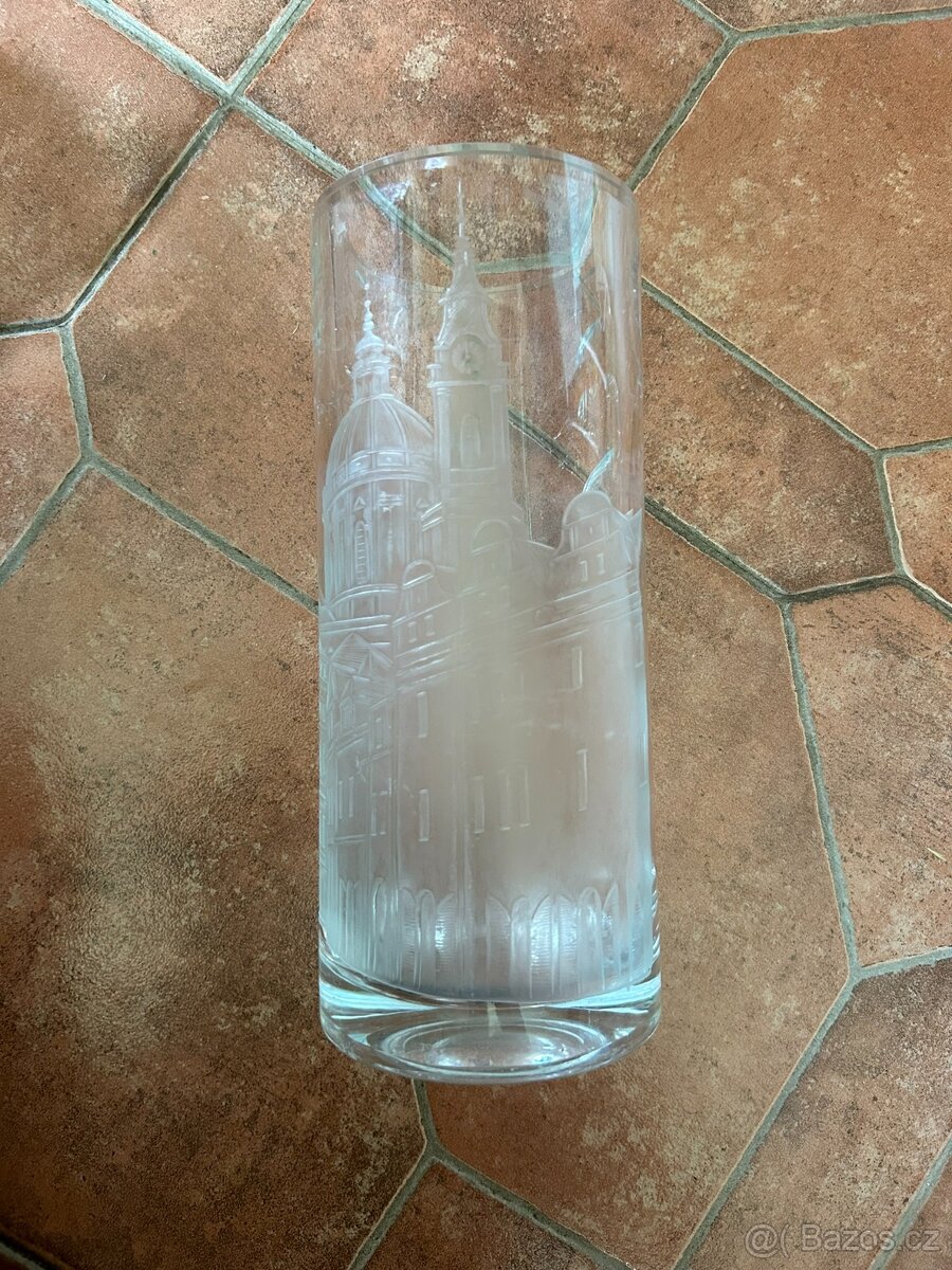 Broušená skleněná váza - 2