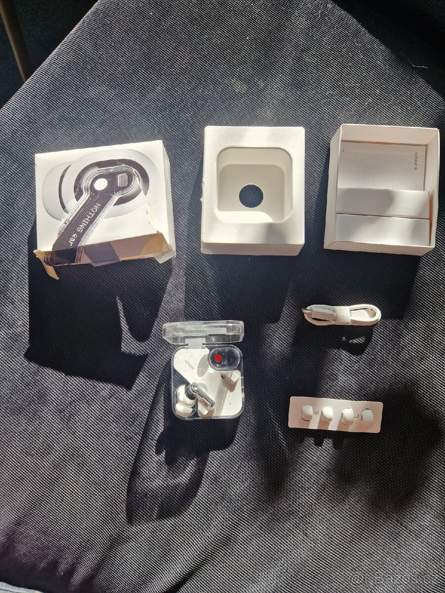 Nothing Ear (2) sluchátko a pouzdro - 2