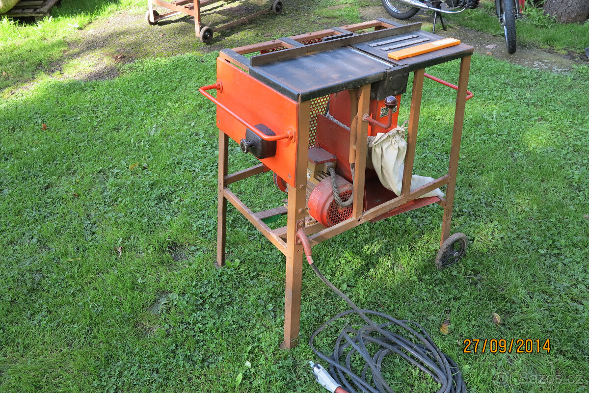 HOBLOVKU české výroby šíře 20cm na 380 V,dvounožovou. - 2