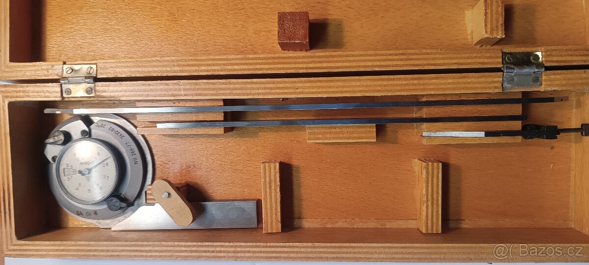 Úhloměr s číselníkem - 2