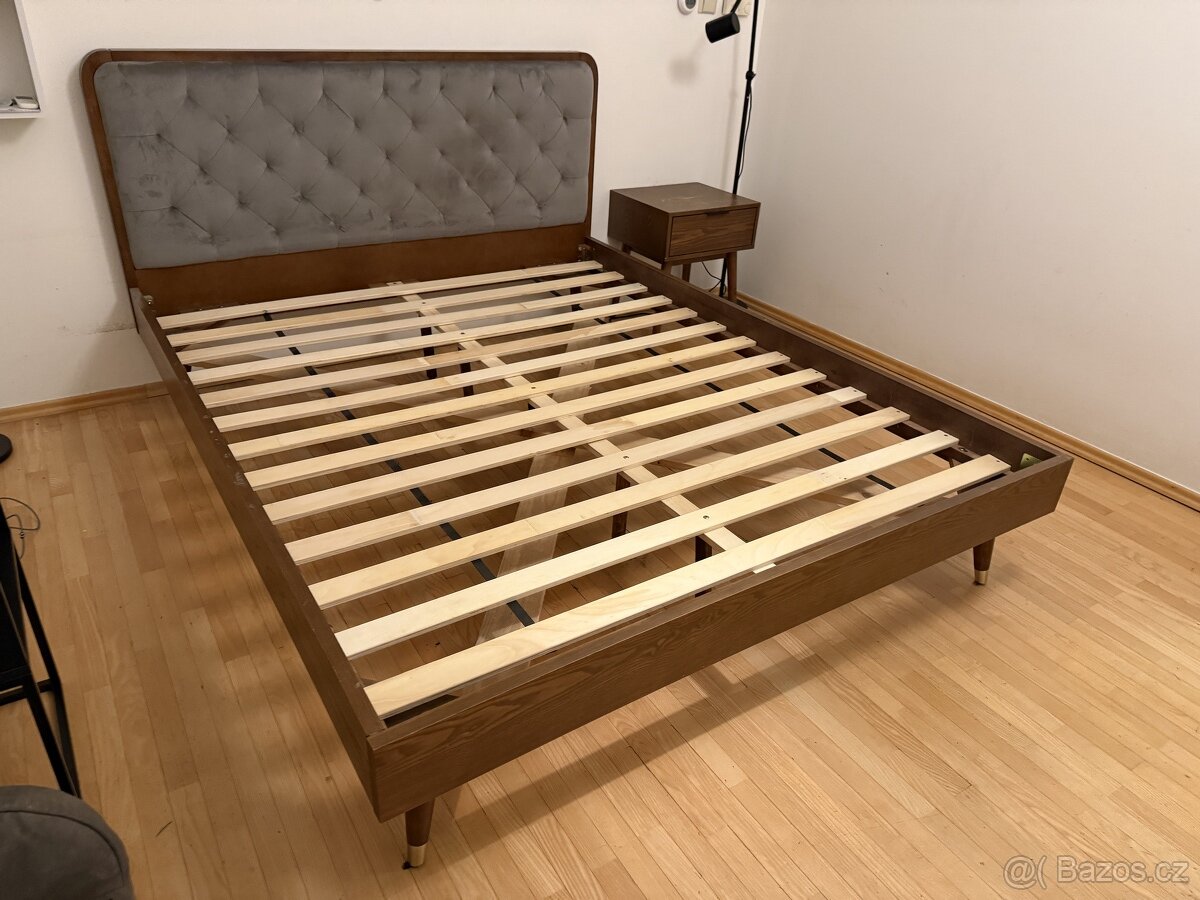 postel s nočními stoky - 2