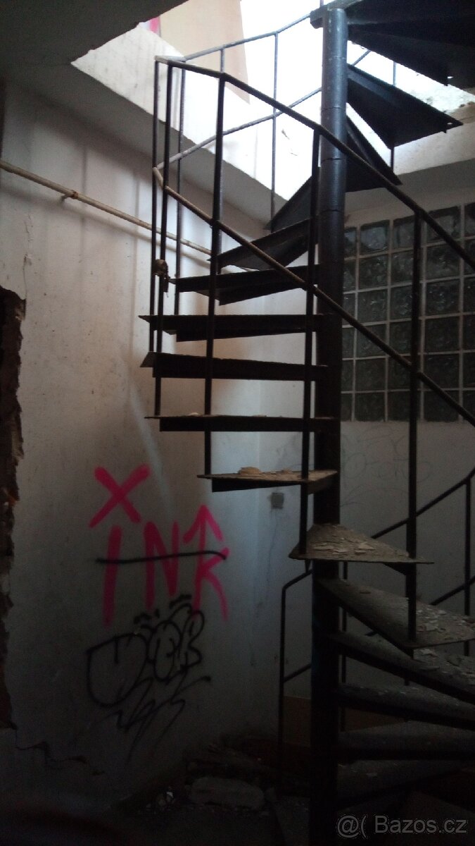 točité schodiště (spirálové)
- 2