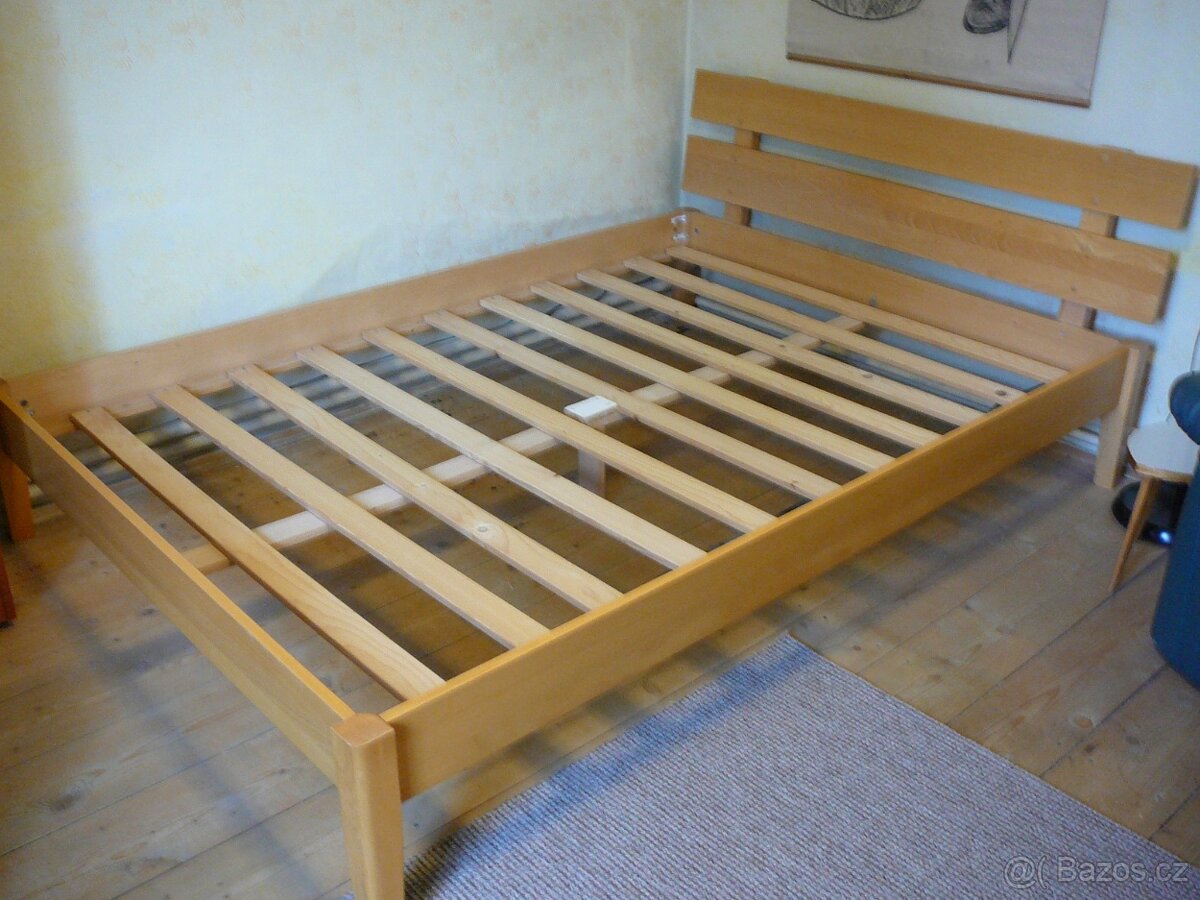 Dřevěná postel - 2