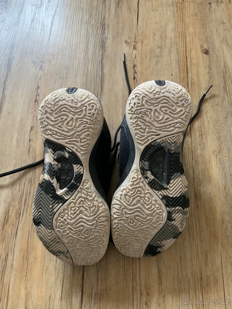 Dětské boty Under Arnour vel.35,5 - 2