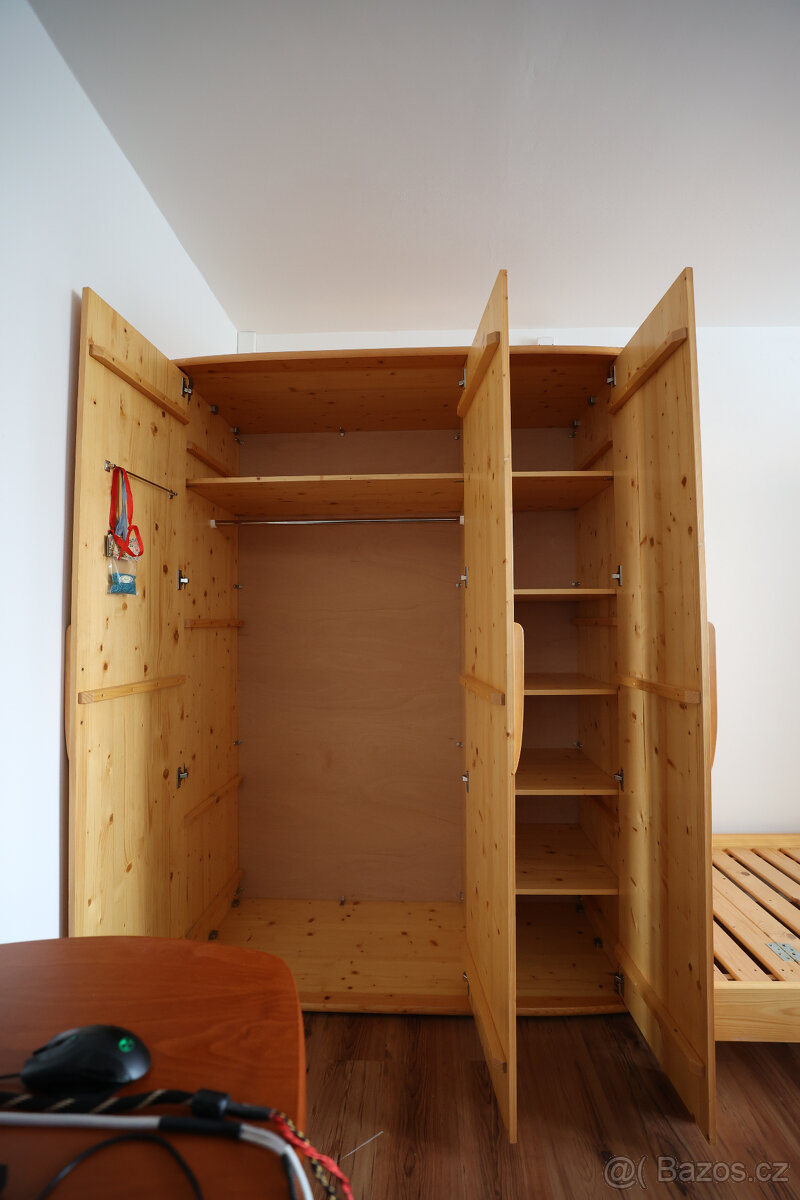 Dřevěná skříň z masivu, původní cena 50 000,-. - 2