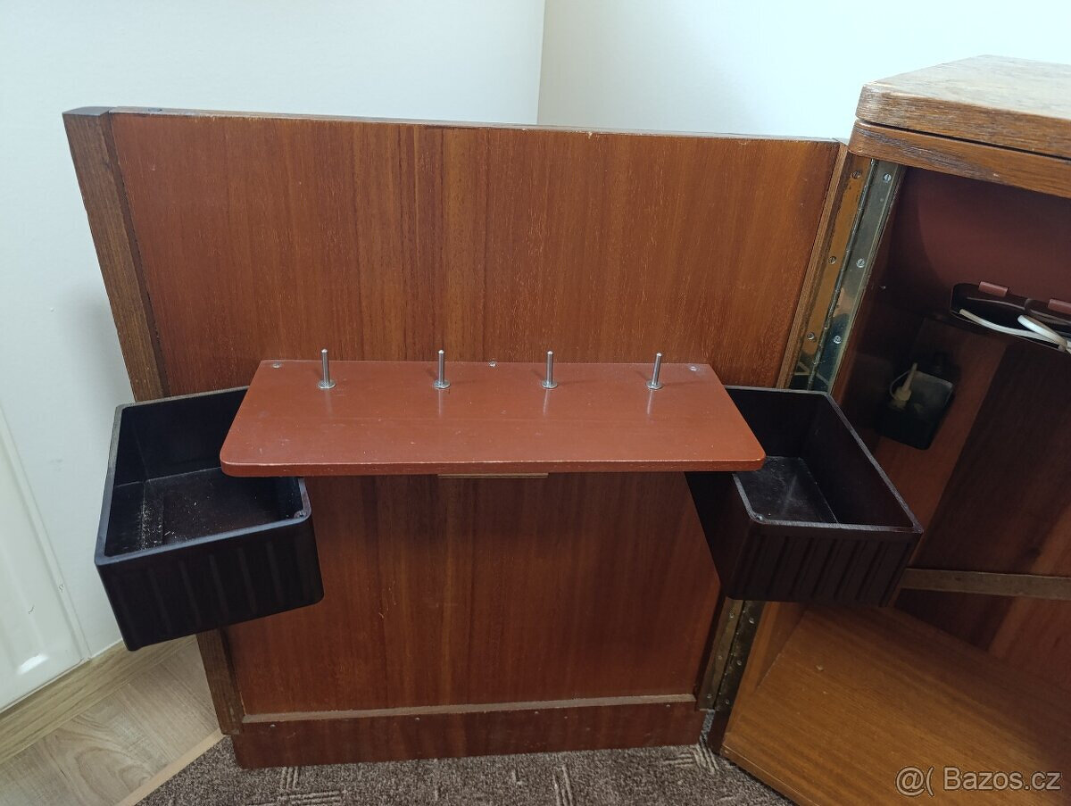 Starý šicí stroj LADA - 2