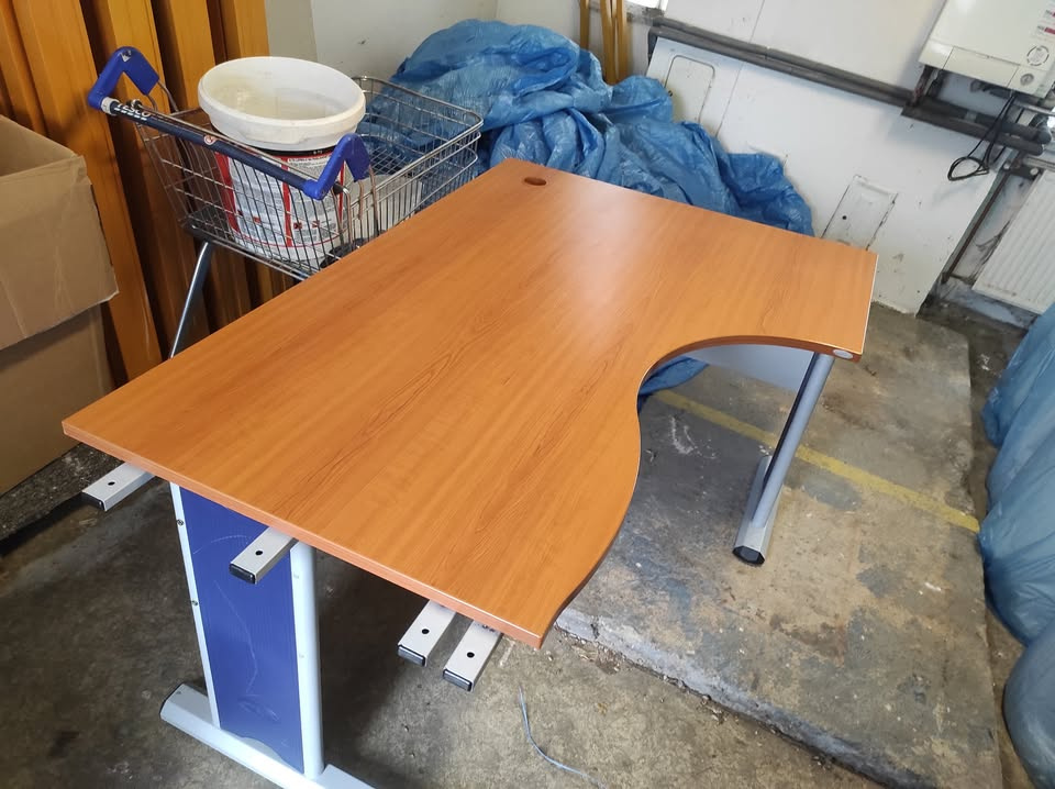 Rohový kancelářský stůl - 2