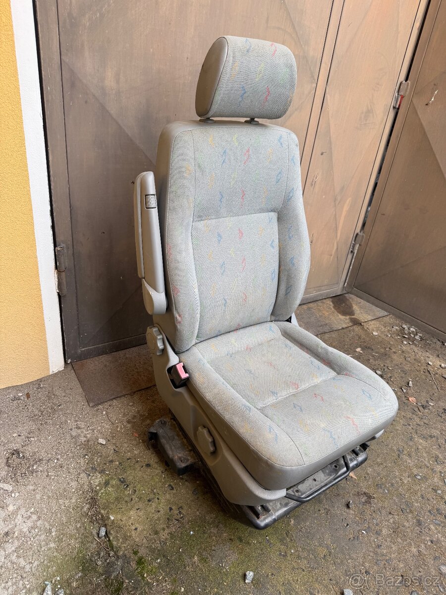 VW T5 - řidičova sedačka s podstavcem - 2