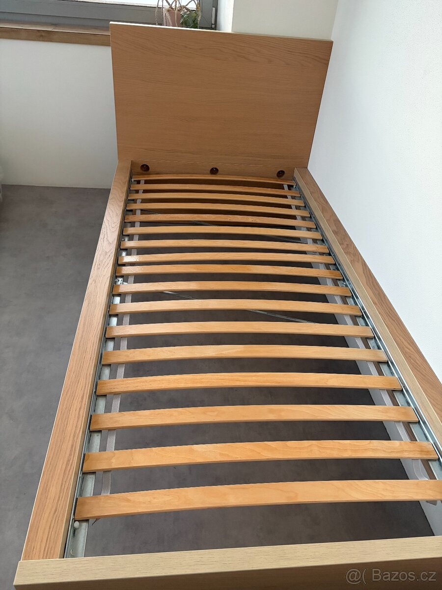 Postel IKEA 90×200 s roštem – dubová dýha - 2