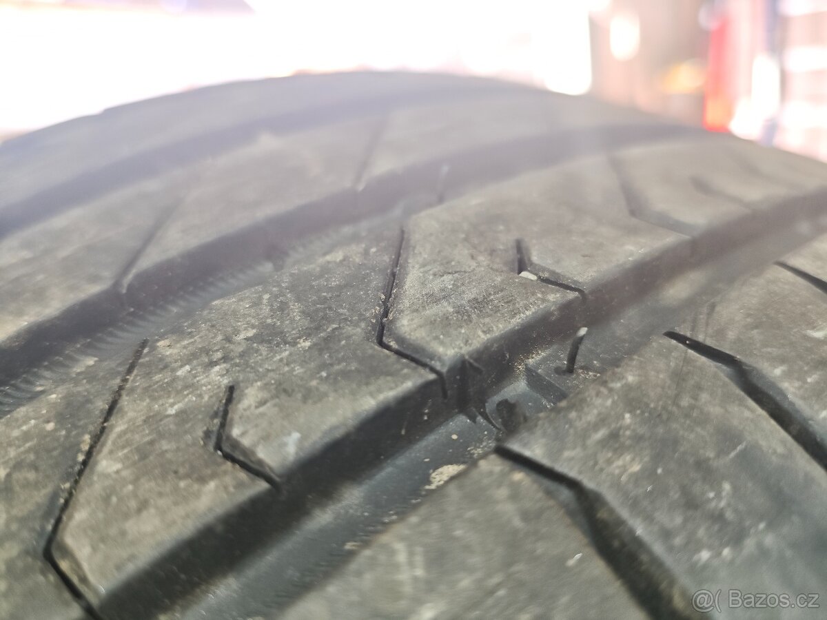 Letní pneu 235/45/18 - 2