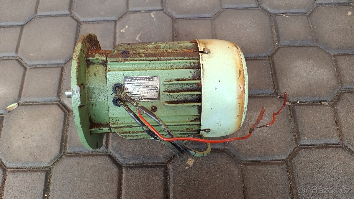 Přírubový Elektromotor VEM 0,8/1,1KW  průměr hřídele 18mm - 2