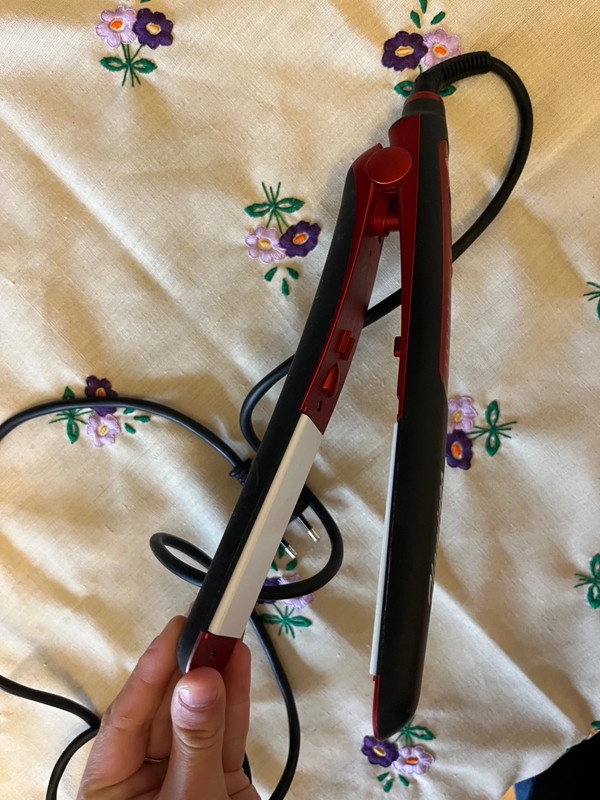 Žehlička na vlasy. - 2