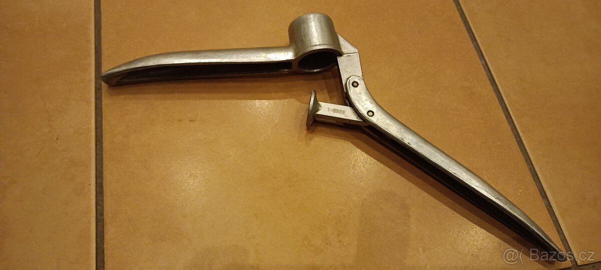 ruční lis na česnek - 2