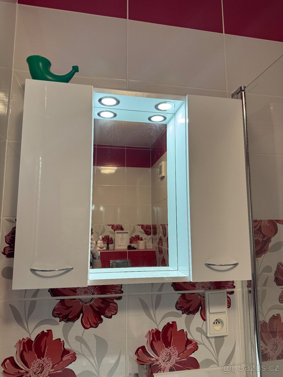 Koupelnová skříňka s osvětlením - 2