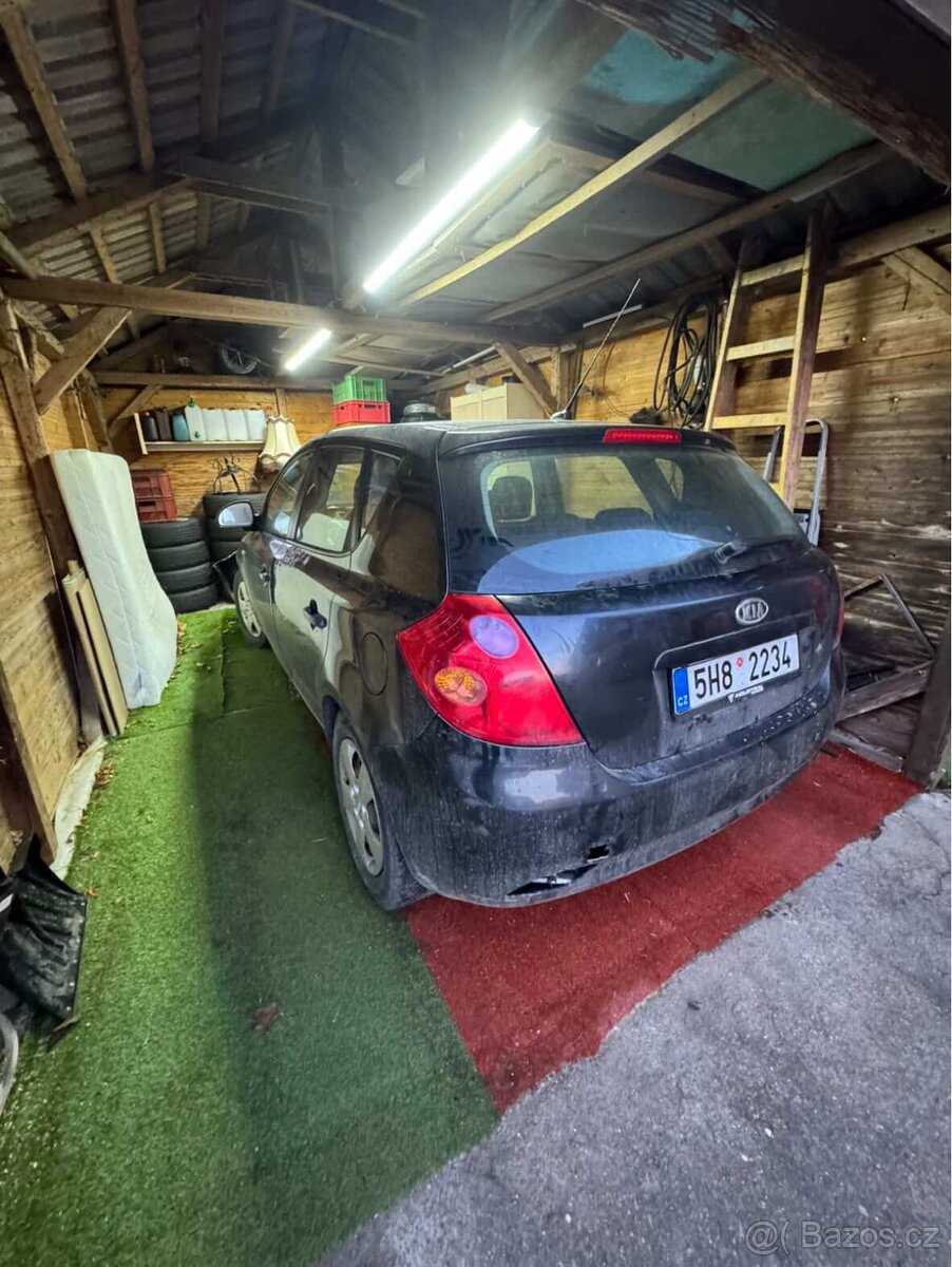 Prodám havarované Kia Ceed 2007 1.6 CRDi - 2