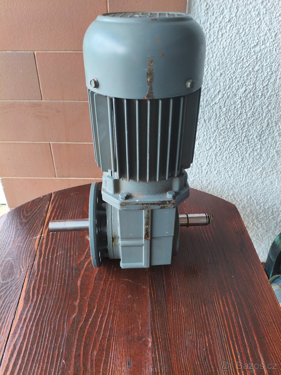 Prodám téměř nepoužitý motor s převodovkout - 2