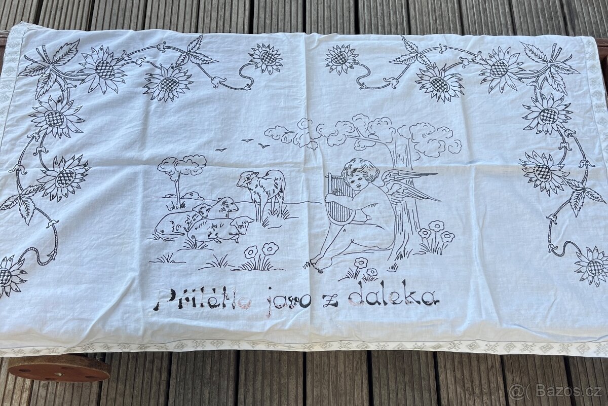 Staré vyšívané ubrusy, háčkované dečky a gobelínový přehoz - 2