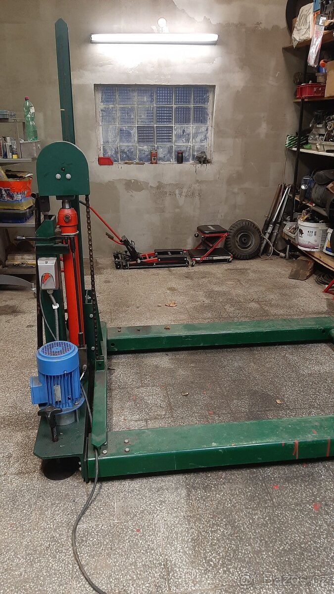 Hydraulický zvedák DDR, 1,5 t - 2