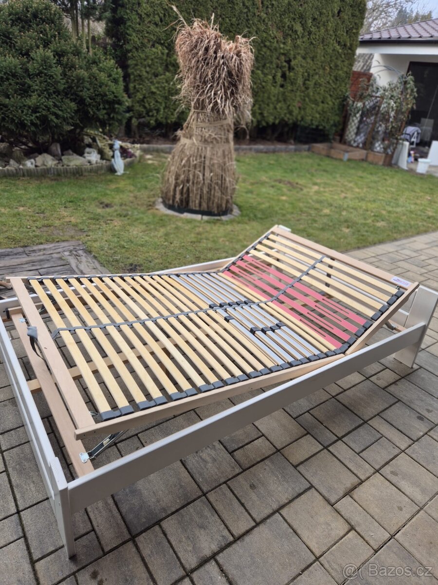 Dřevěná postel - 2