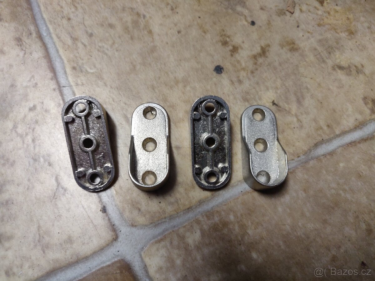 Držák šatní tyče - kov - 2