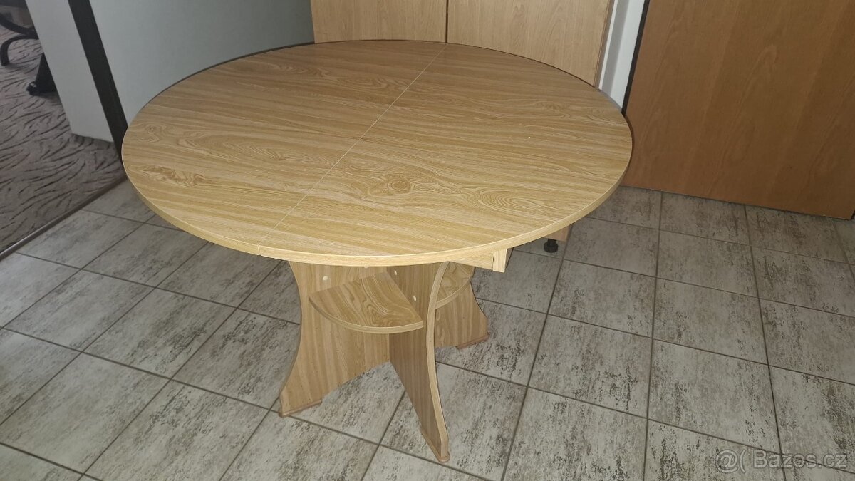 Rozkladaci jidelni stul - 2