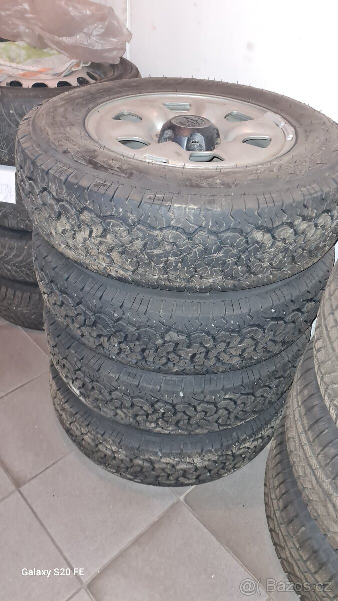 TOYOTA HILUX 205/80/16 104H č.58