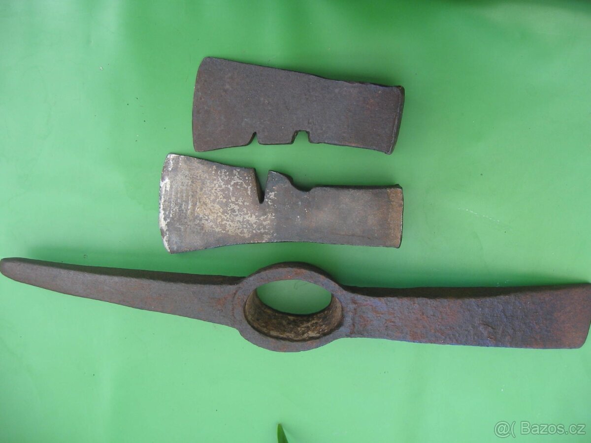staré sekery a krumpáč - 2