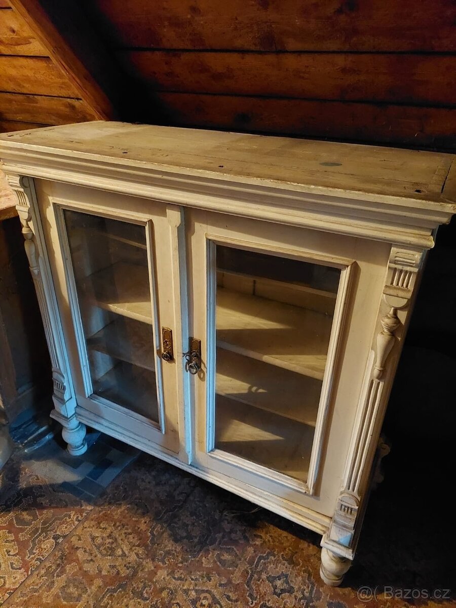 Starožitný kredenc - 2