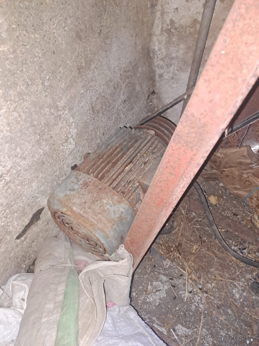 Kladívko srotovnik. A Mixér na řepu. - 2