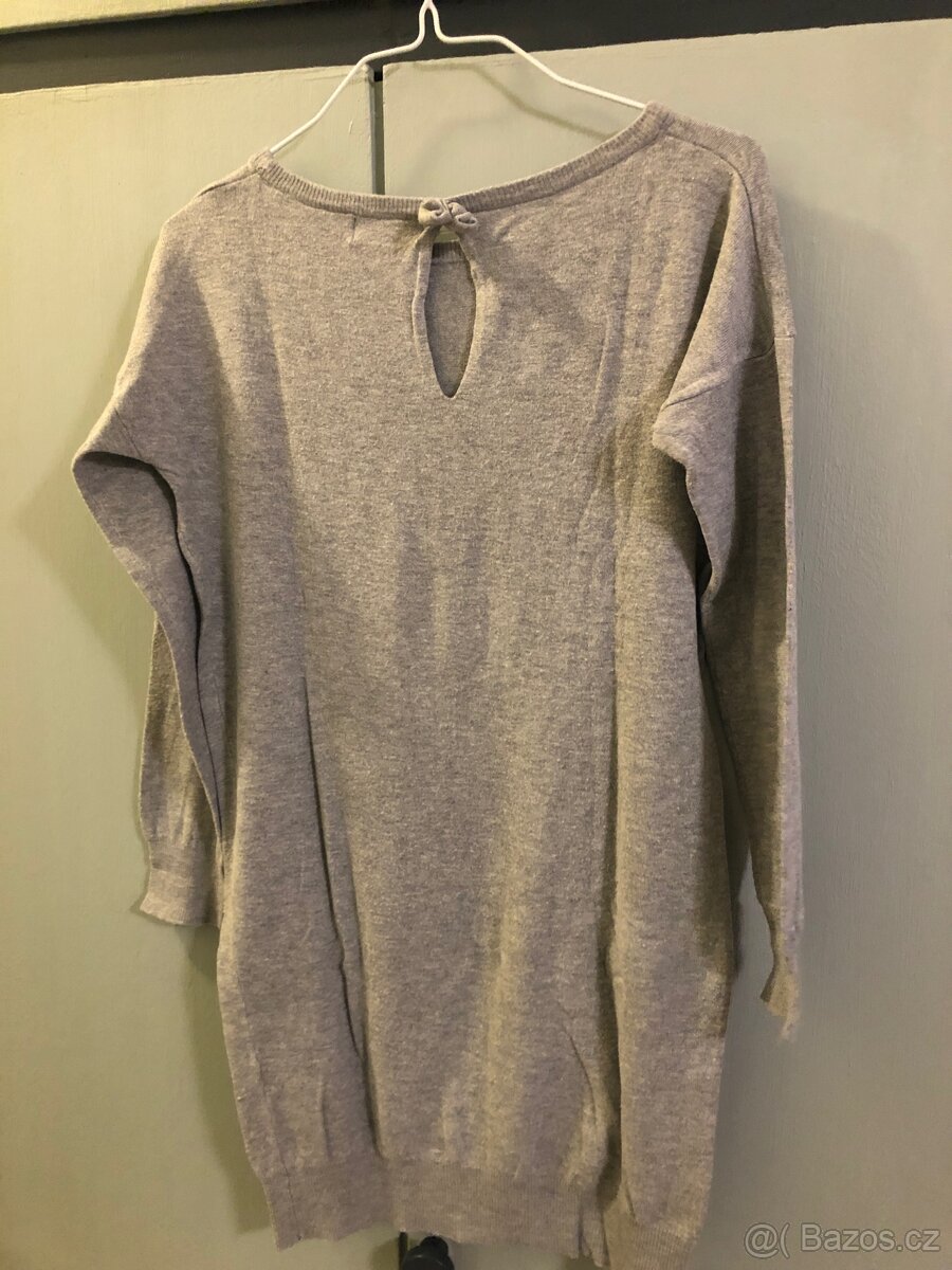 Dlouhý přilnavý svetr s výřezem na zádech vel. S - 2
