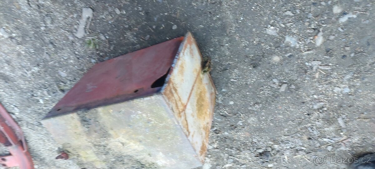 Traktor rs-09 kryt baterie kastlik - 2