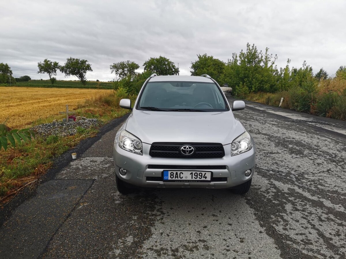 Prodám Toyota Rav 4 mk3 2.0 112KW automat - 2