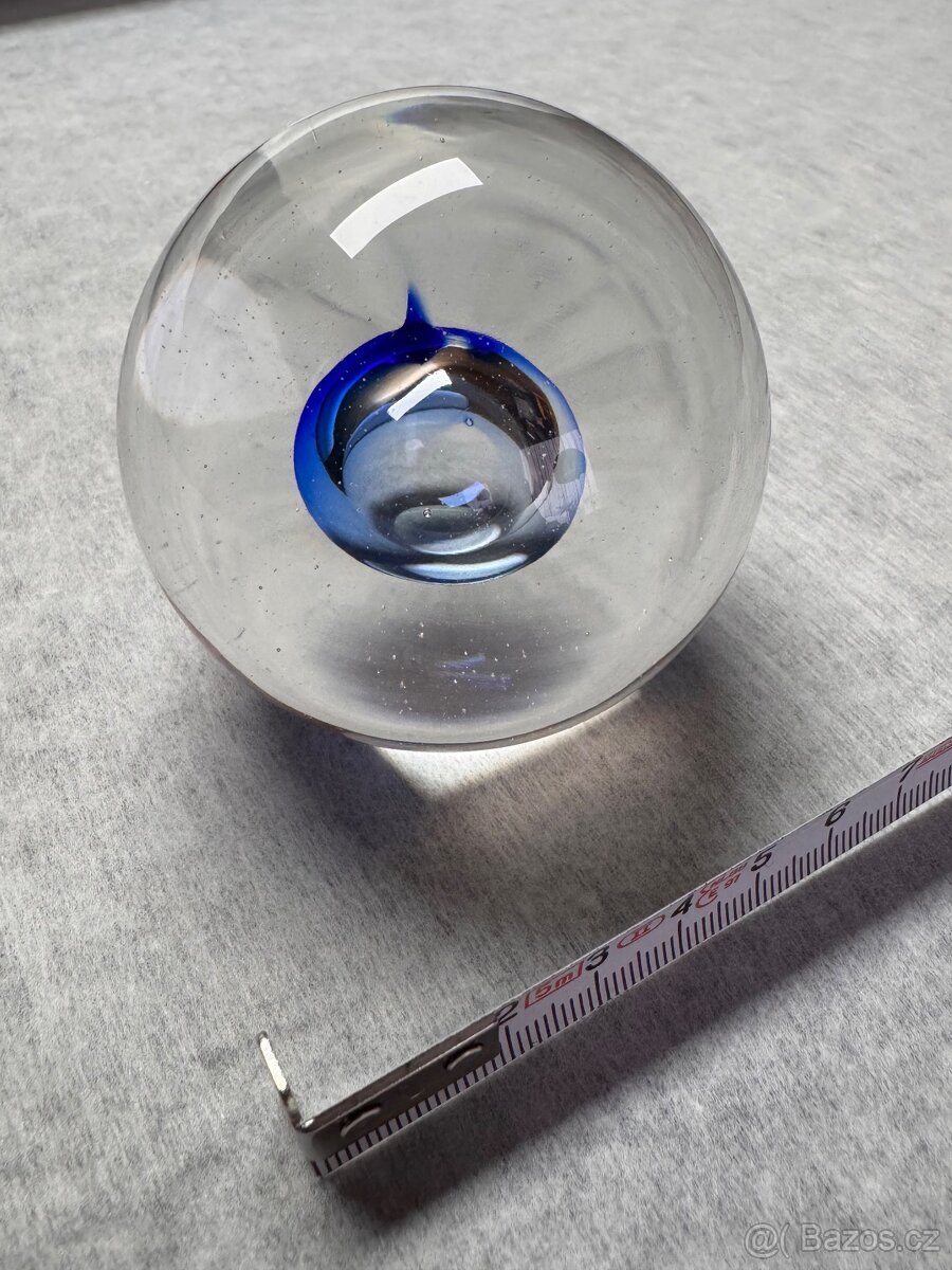 Skleněné těžítko s modrým středem ve tvaru bubliny - 2